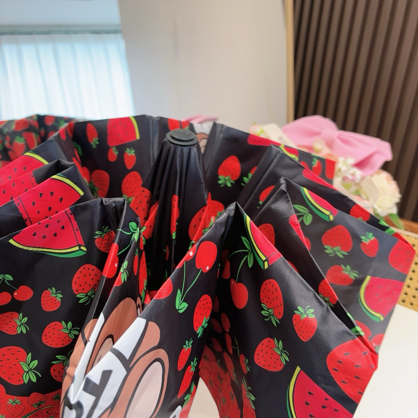   Moschino（莫斯奇诺）熊头柄 三折自动伞设计师Franco Moschino以自己的名字命名的