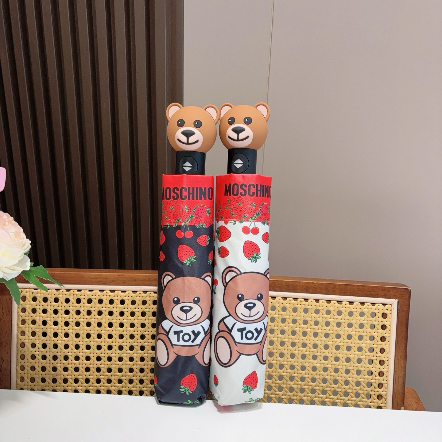   Moschino（莫斯奇诺）熊头柄 三折自动伞设计师Franco Moschino以自己的名字命名的
