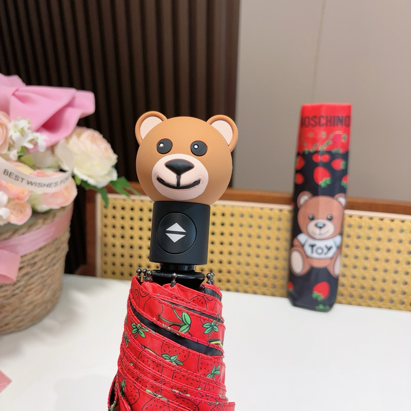   Moschino（莫斯奇诺）熊头柄 三折自动伞设计师Franco Moschino以自己的名字命名的