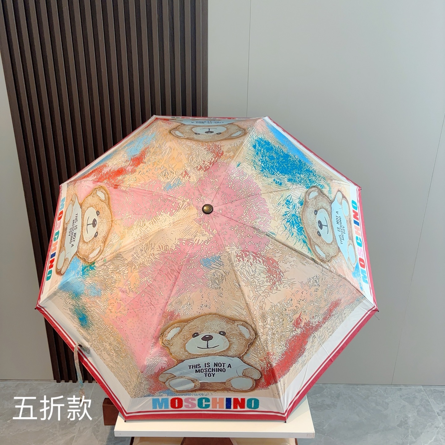  Moschino（莫斯奇诺）熊头柄 五折手开伞设计师Franco Moschino以自己的名字命名的一
