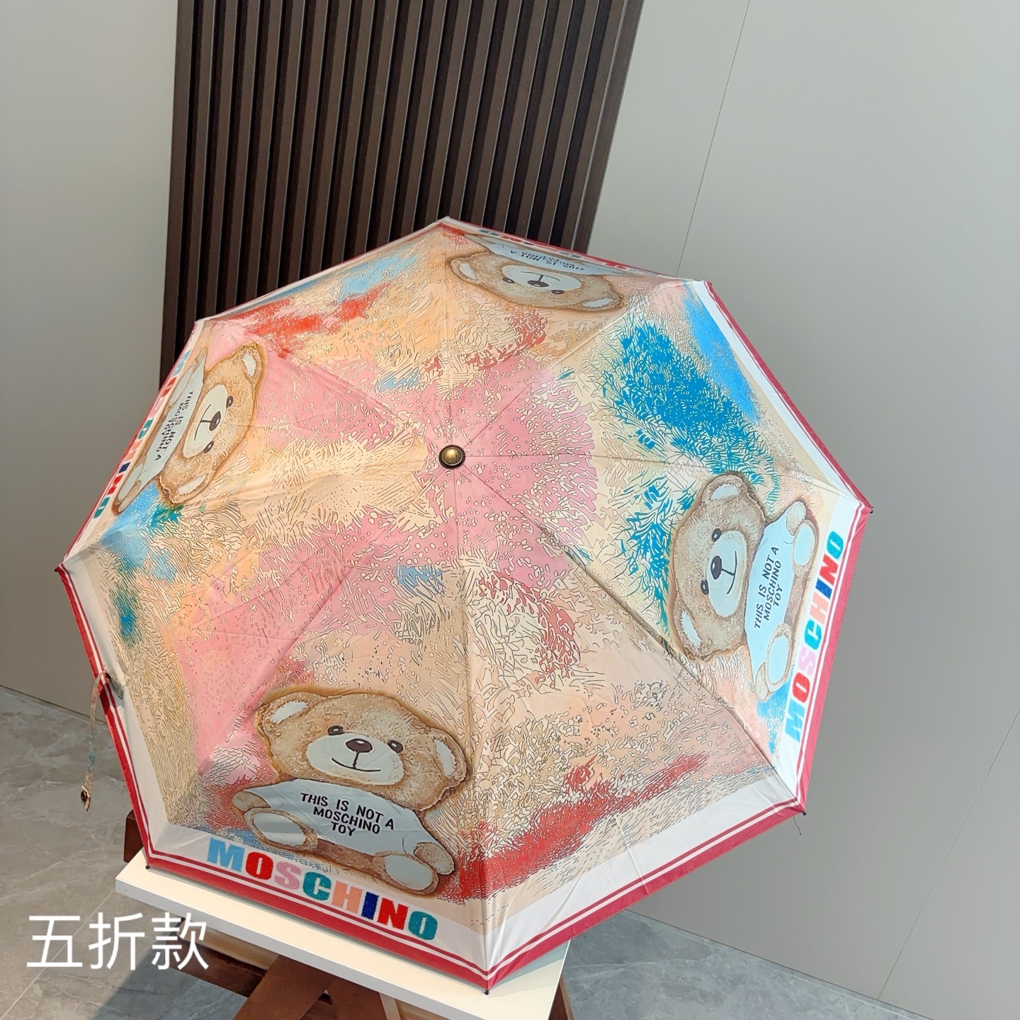  Moschino（莫斯奇诺）熊头柄 五折手开伞设计师Franco Moschino以自己的名字命名的一