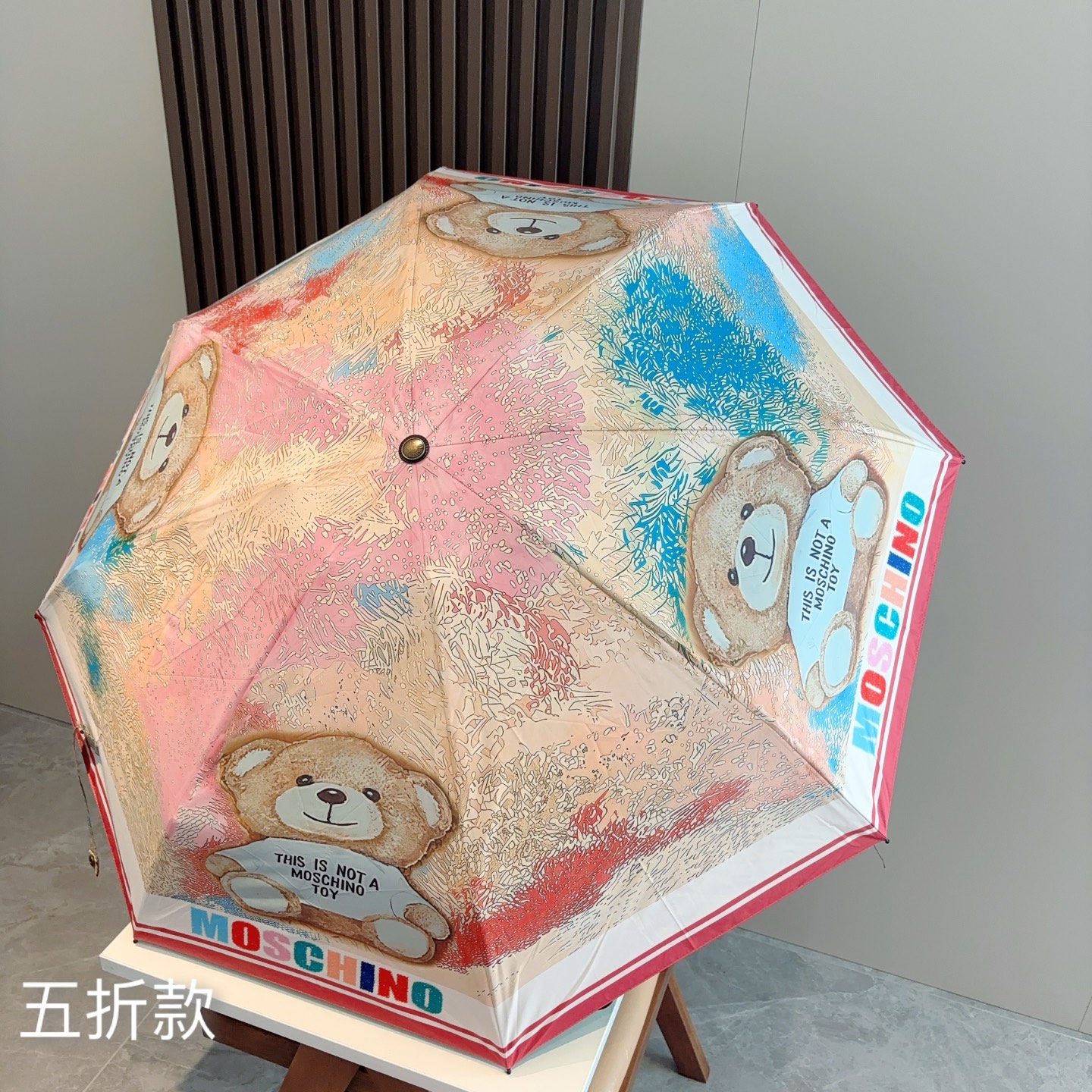  Moschino（莫斯奇诺）熊头柄 五折手开伞设计师Franco Moschino以自己的名字命名的一