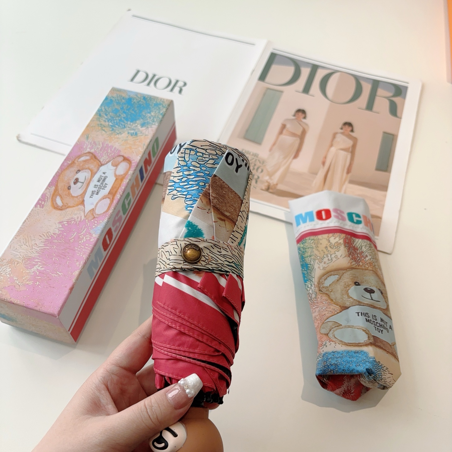  Moschino（莫斯奇诺）熊头柄 五折手开伞设计师Franco Moschino以自己的名字命名的一