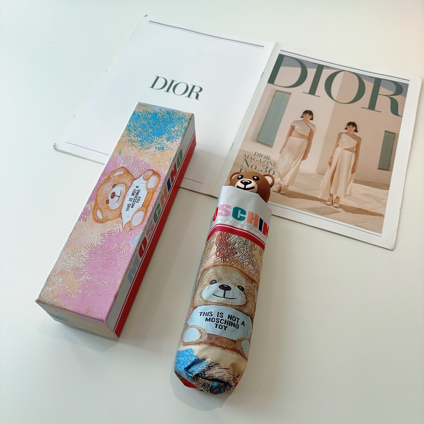  Moschino（莫斯奇诺）熊头柄 五折手开伞设计师Franco Moschino以自己的名字命名的一