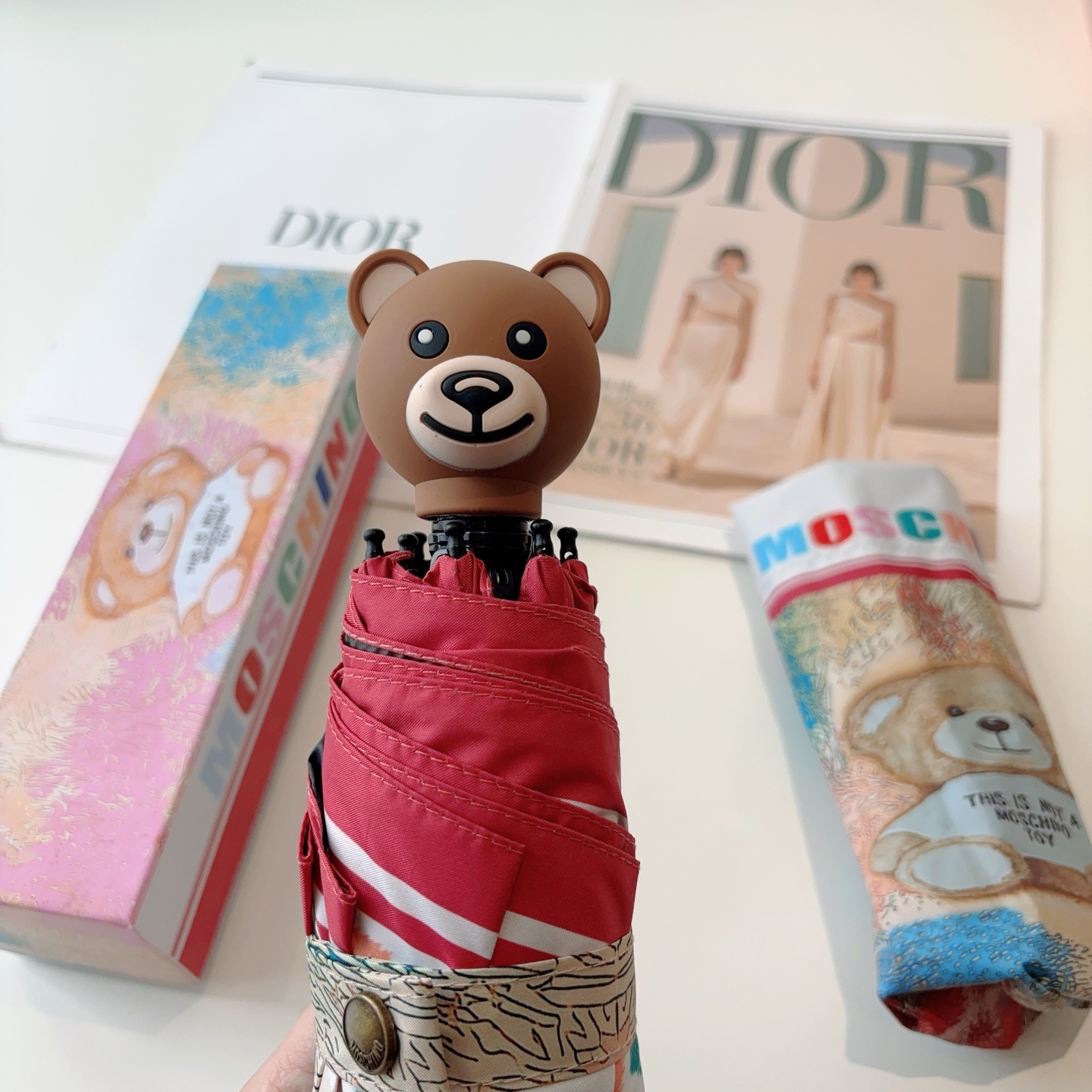  Moschino（莫斯奇诺）熊头柄 五折手开伞设计师Franco Moschino以自己的名字命名的一