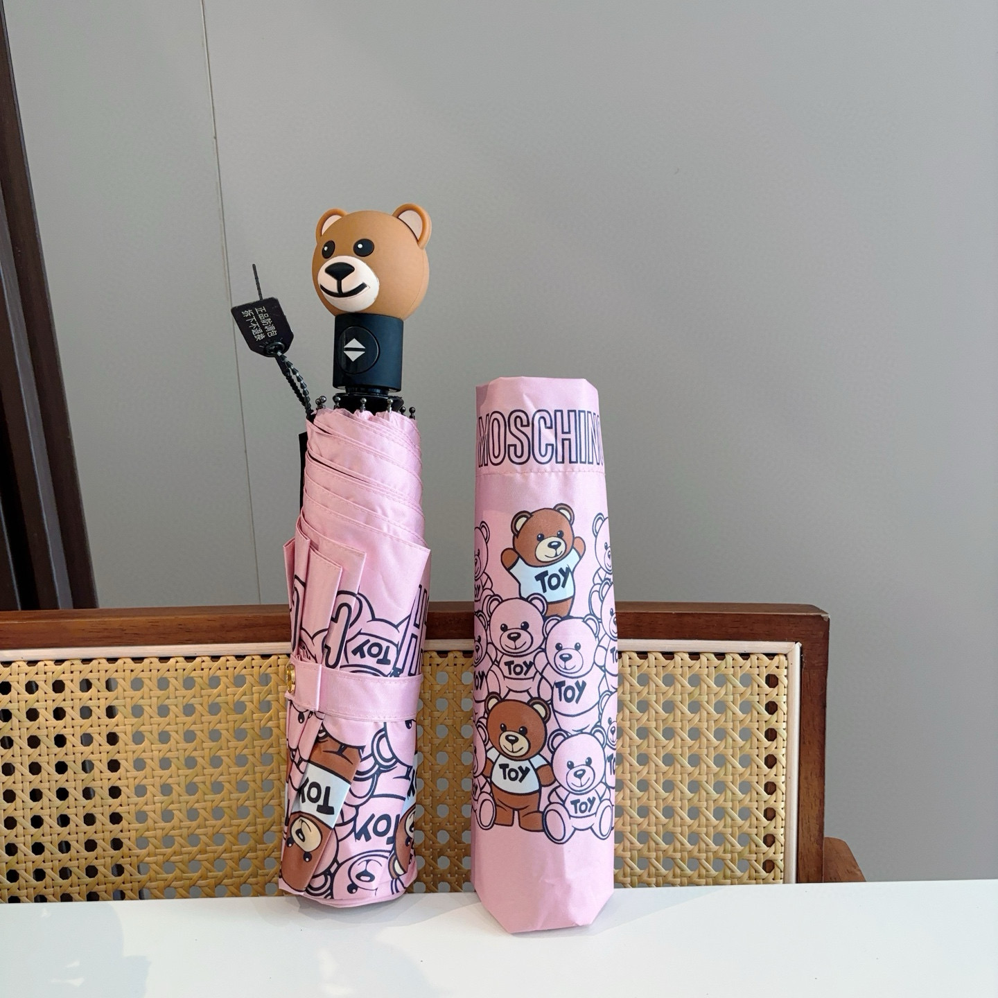  Moschino（莫斯奇诺）熊头柄 三折自动伞设计师Franco Moschino以自己的名字命名的一