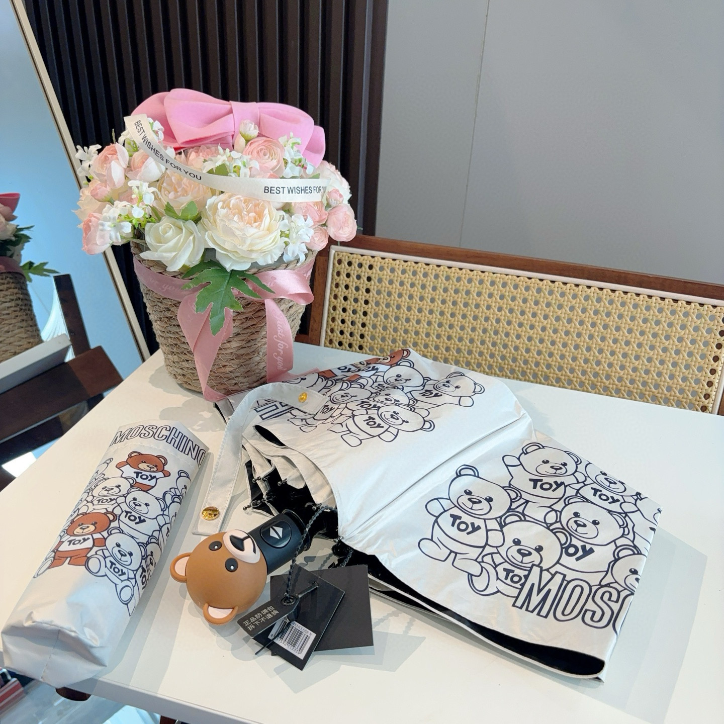  Moschino（莫斯奇诺）熊头柄 三折自动伞设计师Franco Moschino以自己的名字命名的一