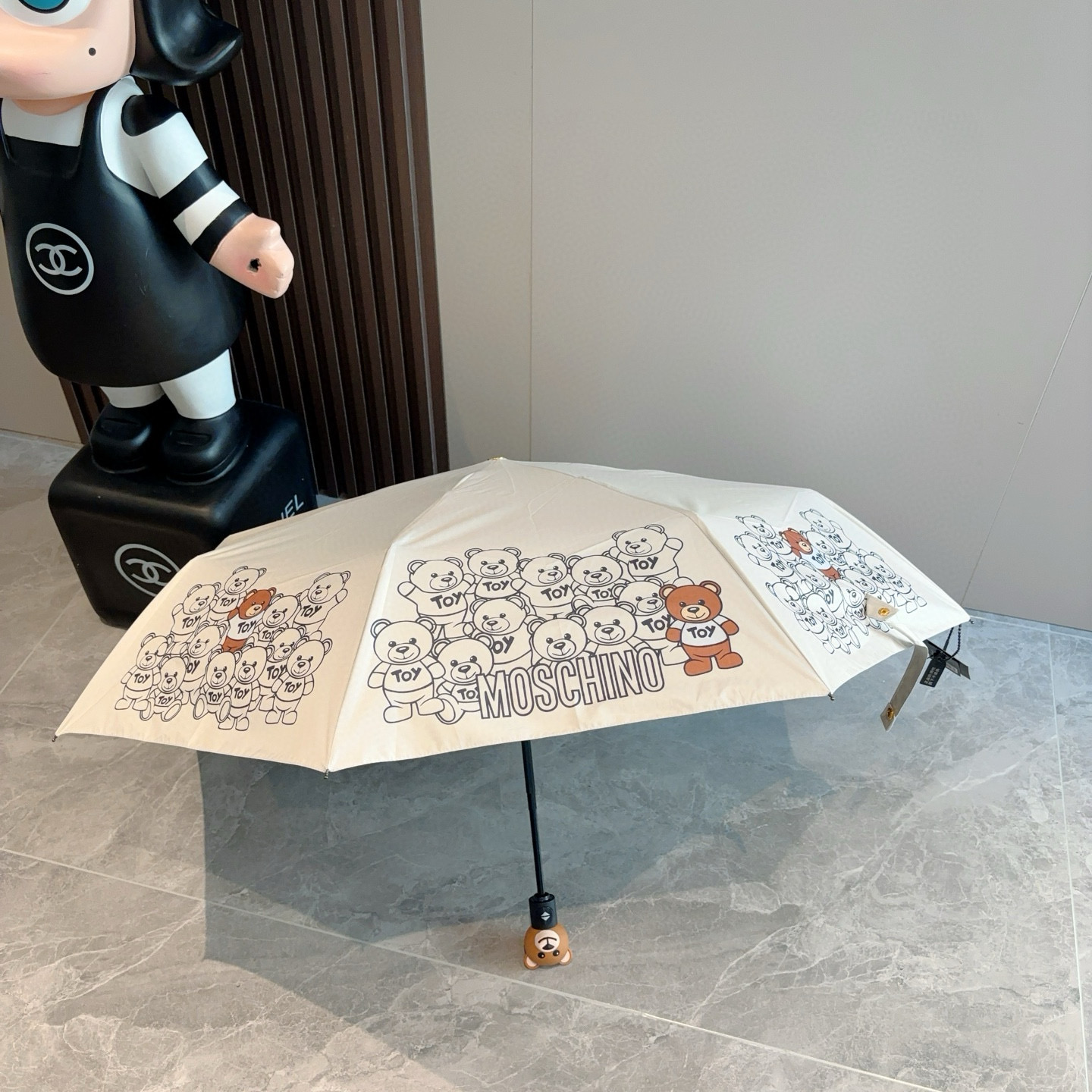  Moschino（莫斯奇诺）熊头柄 三折自动伞设计师Franco Moschino以自己的名字命名的一