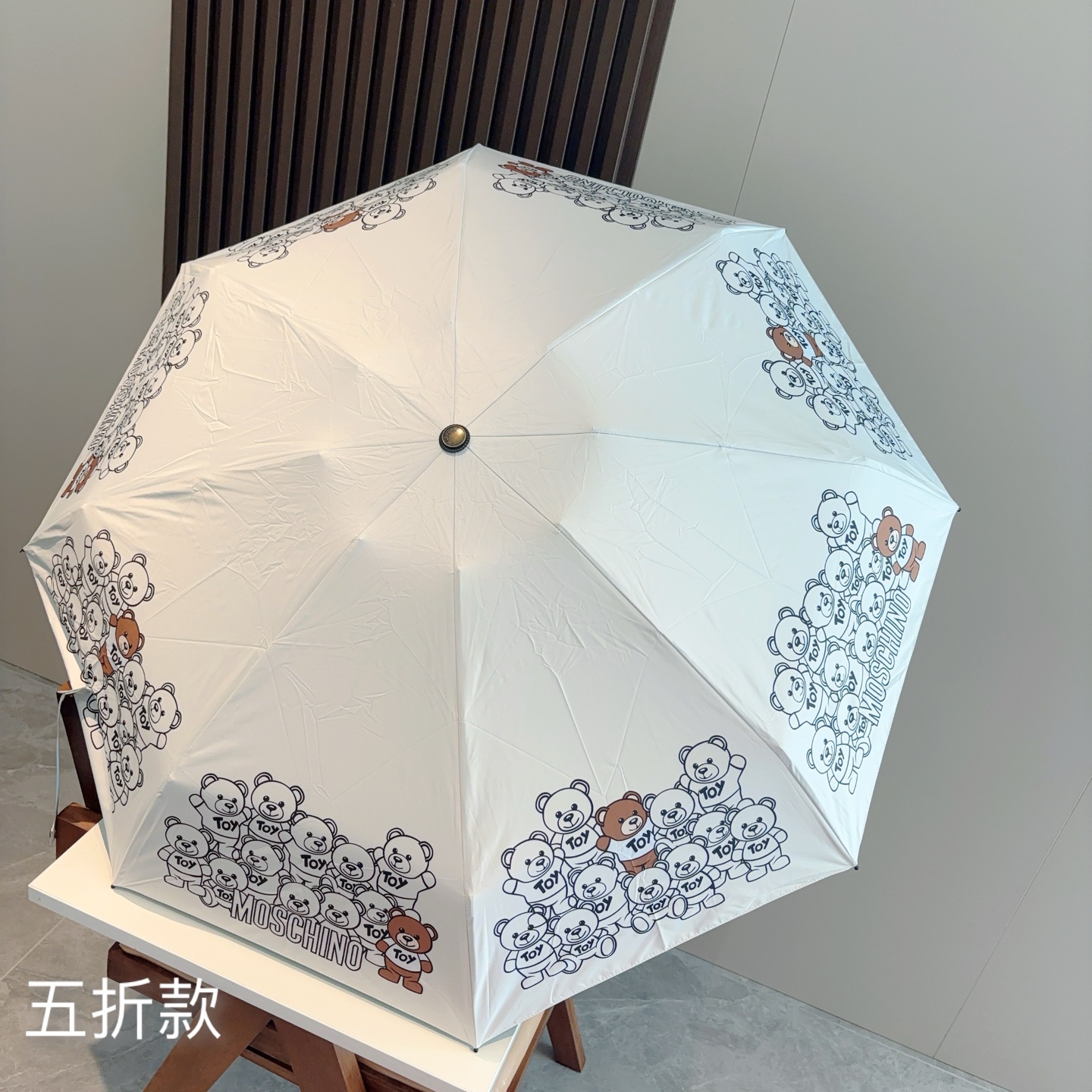  Moschino（莫斯奇诺）熊头柄 五折手开伞设计师Franco Moschino以自己的名字命名的一
