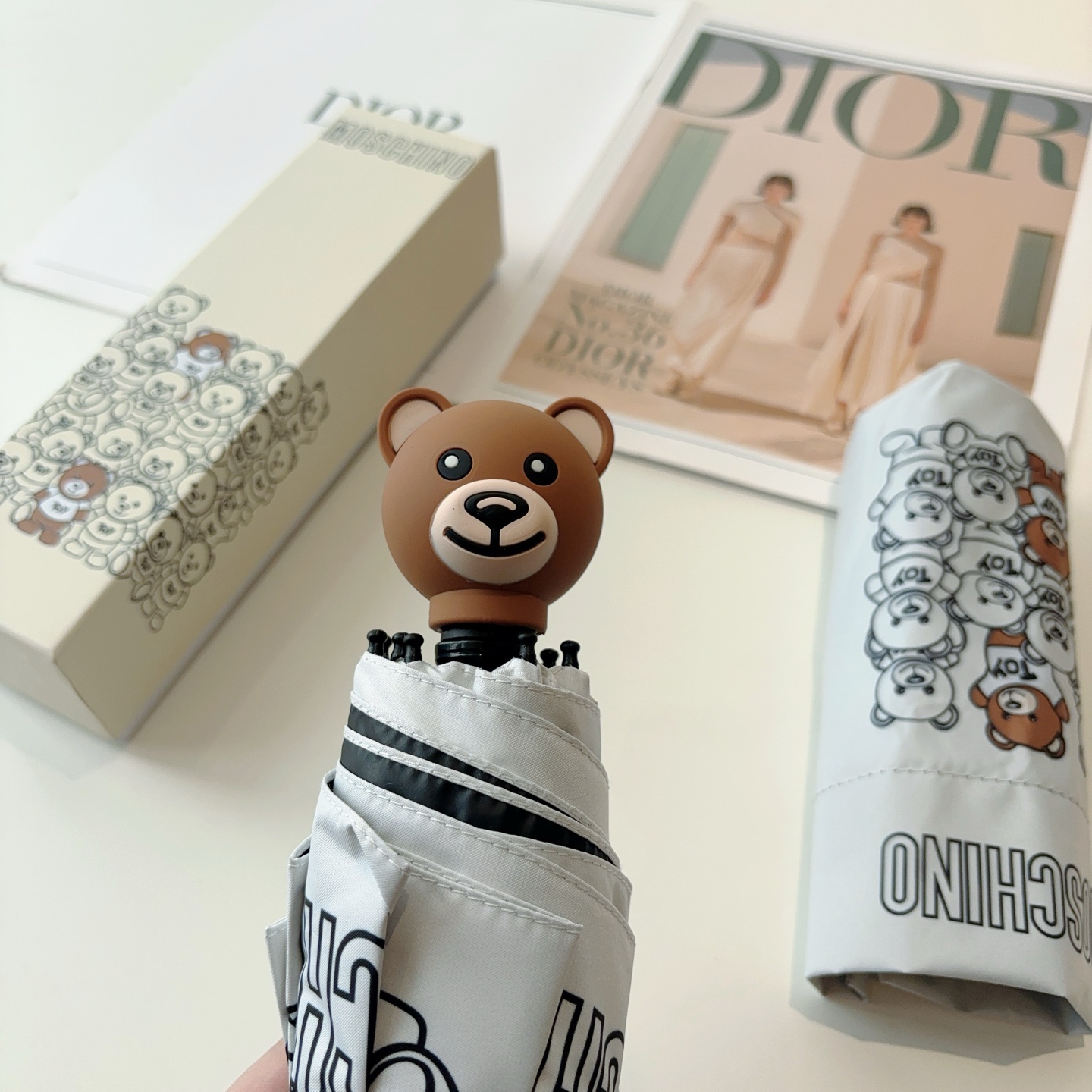  Moschino（莫斯奇诺）熊头柄 五折手开伞设计师Franco Moschino以自己的名字命名的一