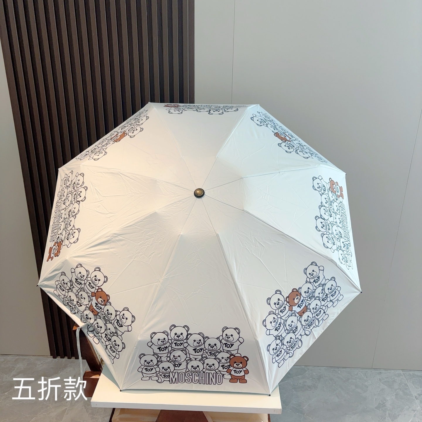  Moschino（莫斯奇诺）熊头柄 五折手开伞设计师Franco Moschino以自己的名字命名的一