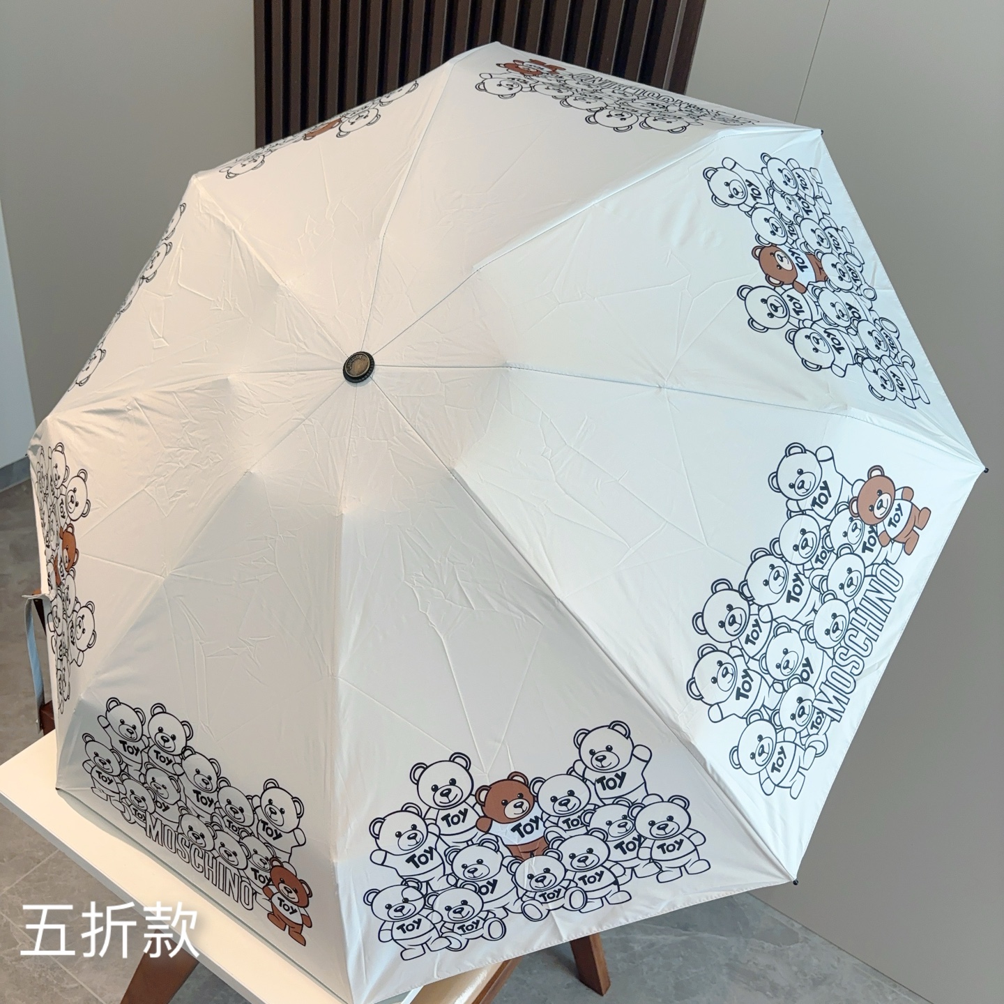  Moschino（莫斯奇诺）熊头柄 五折手开伞设计师Franco Moschino以自己的名字命名的一