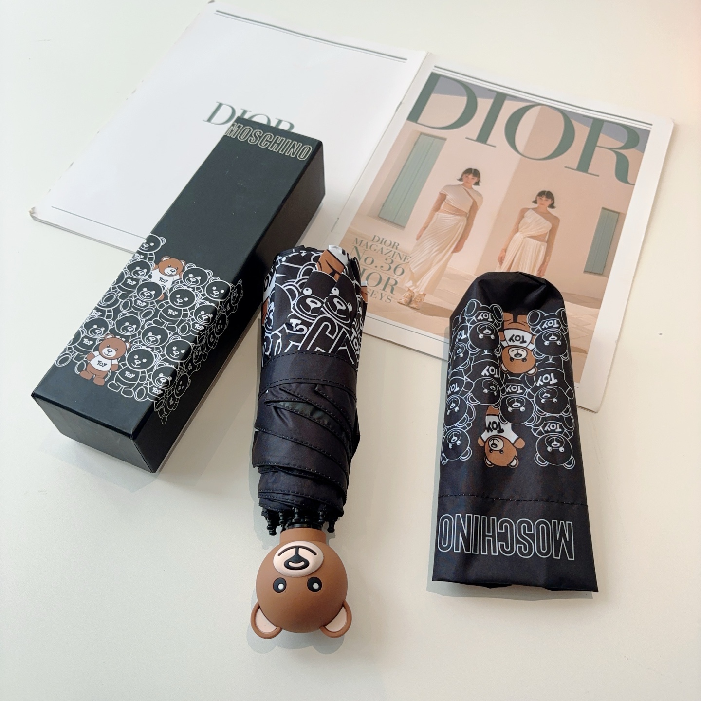  Moschino（莫斯奇诺）熊头柄 五折手开伞设计师Franco Moschino以自己的名字命名的一