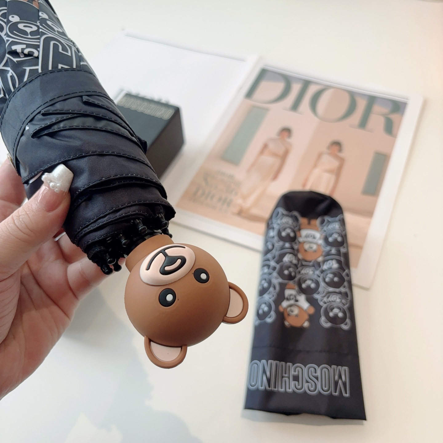  Moschino（莫斯奇诺）熊头柄 五折手开伞设计师Franco Moschino以自己的名字命名的一