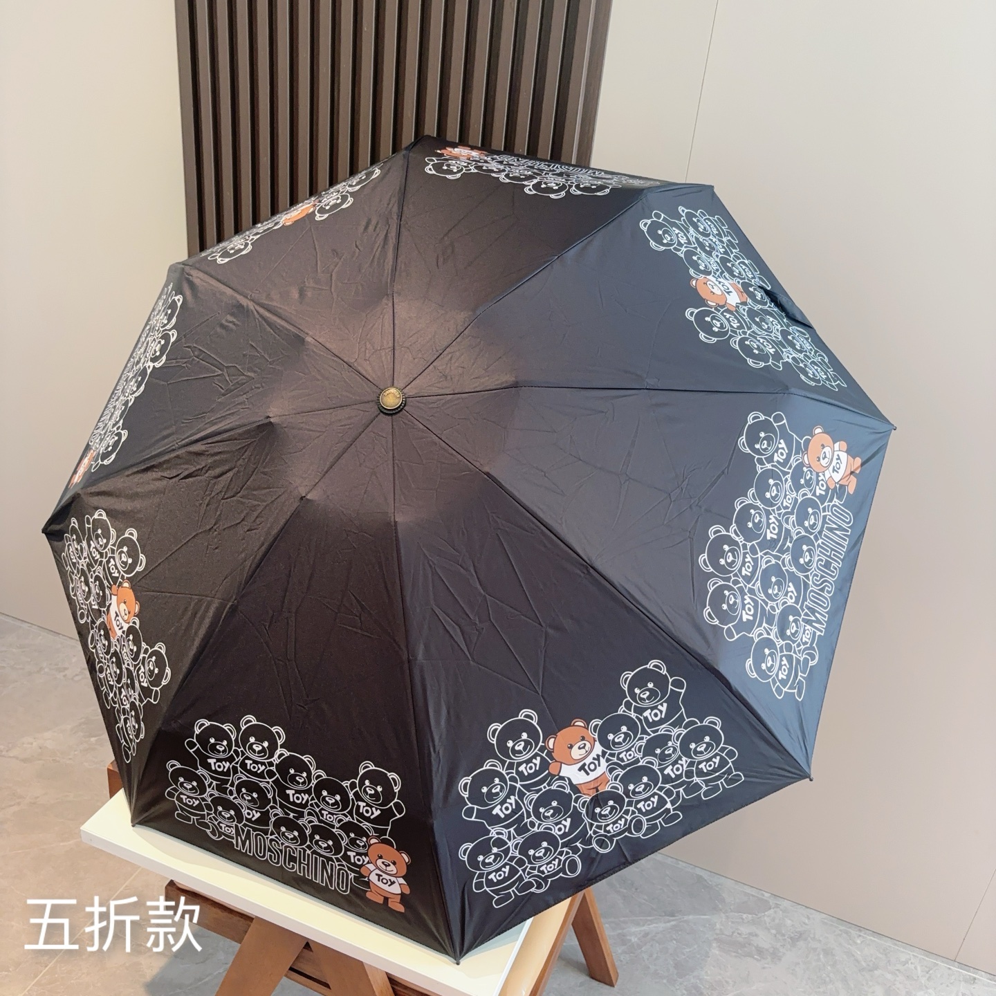  Moschino（莫斯奇诺）熊头柄 五折手开伞设计师Franco Moschino以自己的名字命名的一