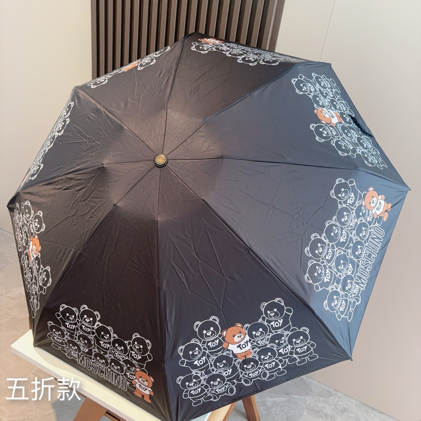  Moschino（莫斯奇诺）熊头柄 五折手开伞设计师Franco Moschino以自己的名字命名的一