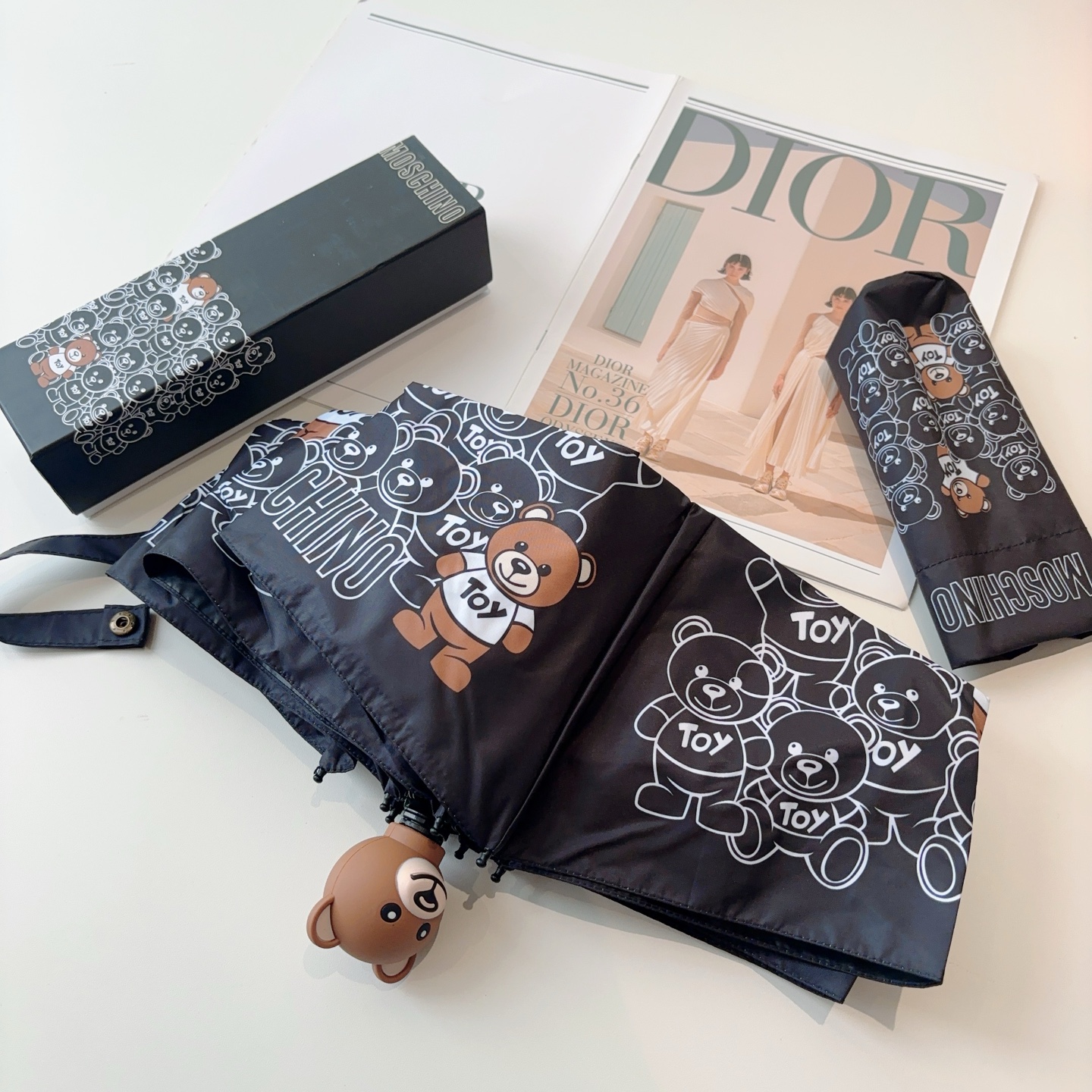  Moschino（莫斯奇诺）熊头柄 五折手开伞设计师Franco Moschino以自己的名字命名的一