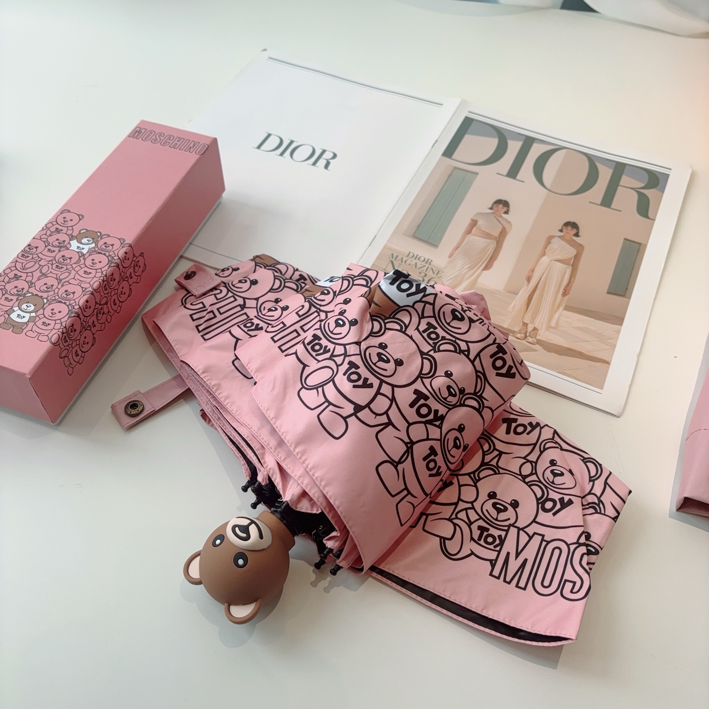  Moschino（莫斯奇诺）熊头柄 五折手开伞设计师Franco Moschino以自己的名字命名的一