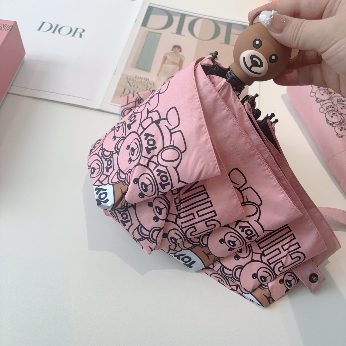  Moschino（莫斯奇诺）熊头柄 五折手开伞设计师Franco Moschino以自己的名字命名的一