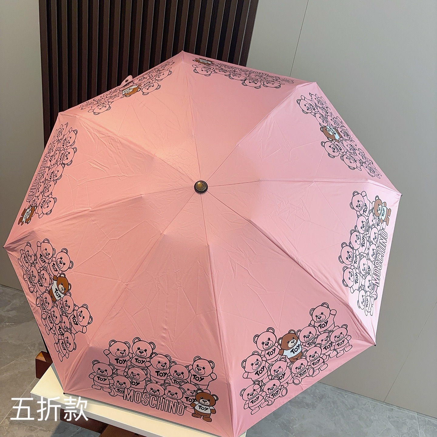  Moschino（莫斯奇诺）熊头柄 五折手开伞设计师Franco Moschino以自己的名字命名的一