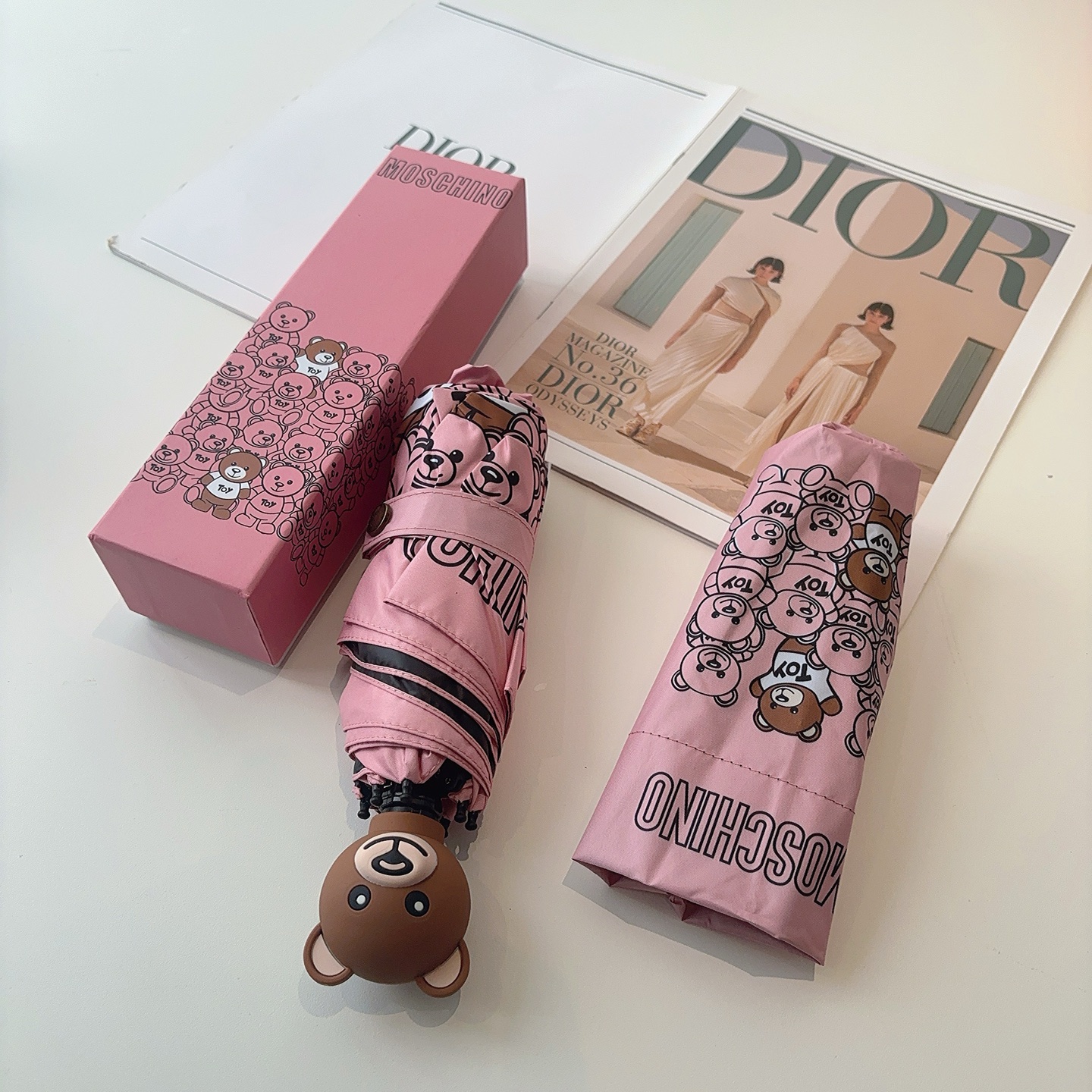  Moschino（莫斯奇诺）熊头柄 五折手开伞设计师Franco Moschino以自己的名字命名的一