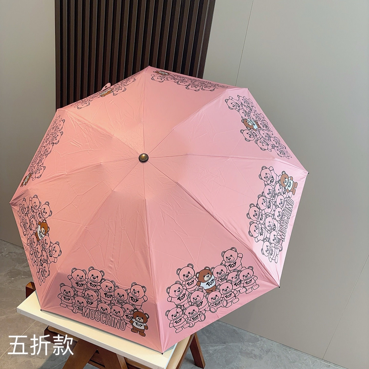 Moschino（莫斯奇诺）熊头柄 五折手开伞设计师Franco Moschino以自己的名字命名的一