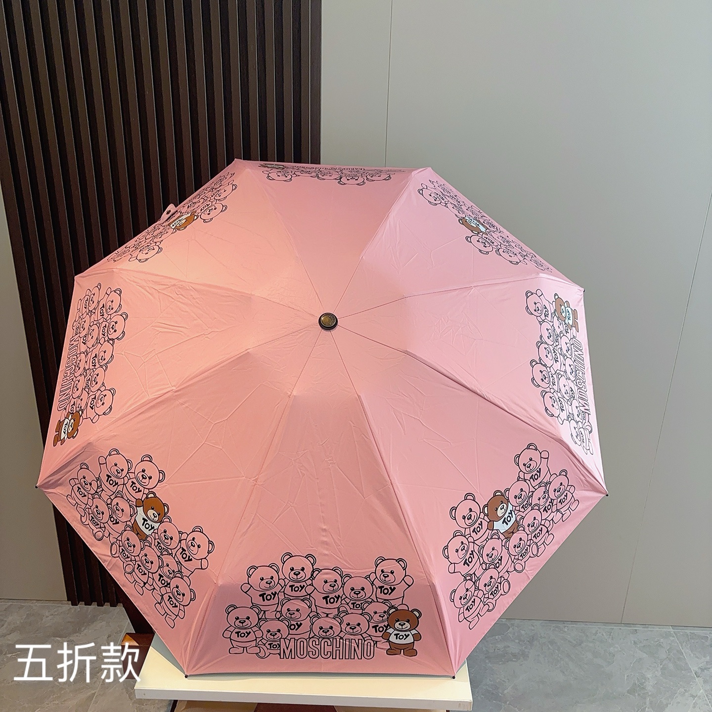  Moschino（莫斯奇诺）熊头柄 五折手开伞设计师Franco Moschino以自己的名字命名的一
