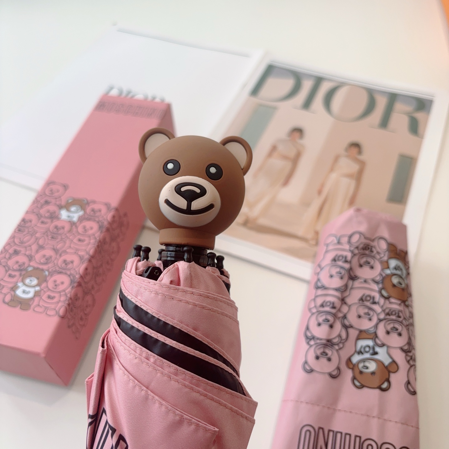  Moschino（莫斯奇诺）熊头柄 五折手开伞设计师Franco Moschino以自己的名字命名的一