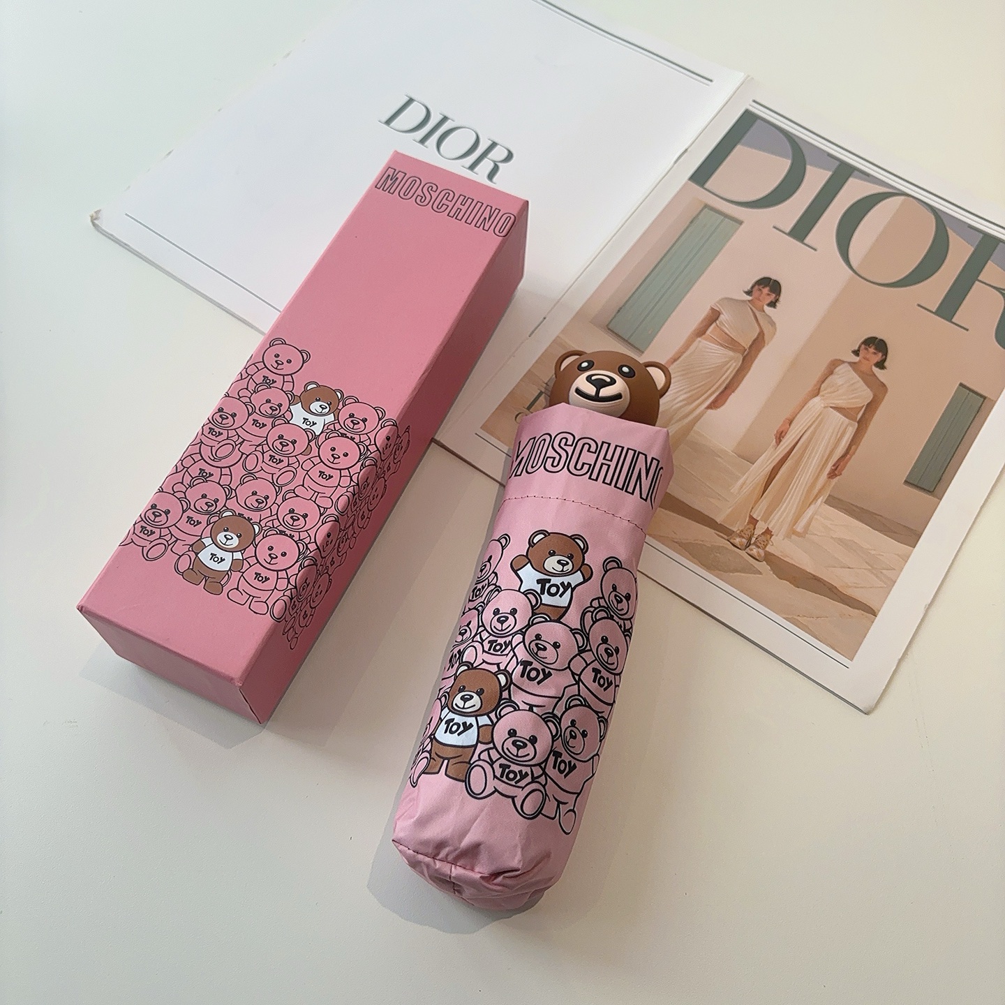  Moschino（莫斯奇诺）熊头柄 五折手开伞设计师Franco Moschino以自己的名字命名的一