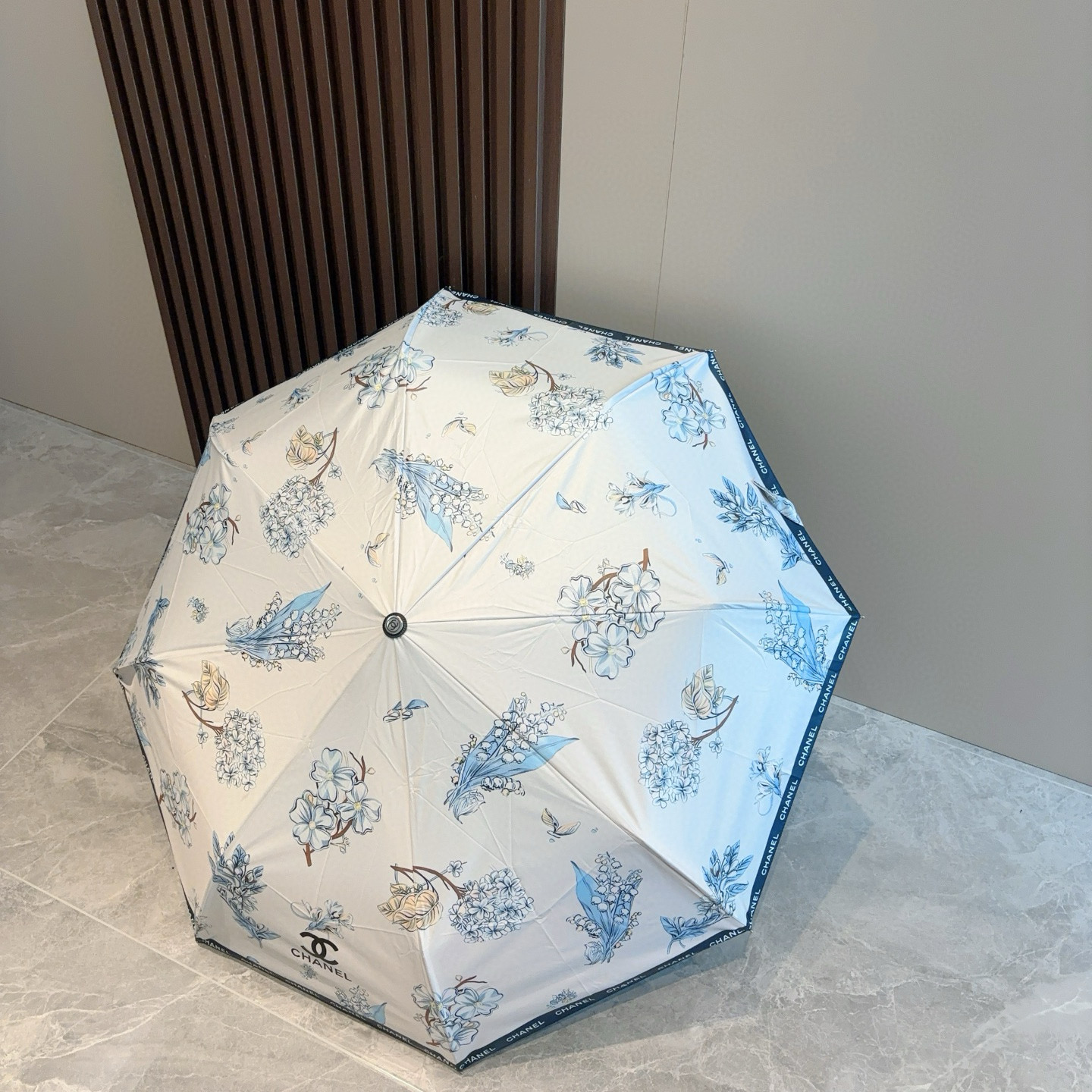  CHANEL（香奈儿）三折自动折叠晴雨伞 集合香奈儿灵魂LOGO为一体的设计风格高雅奢华 带在身上带来