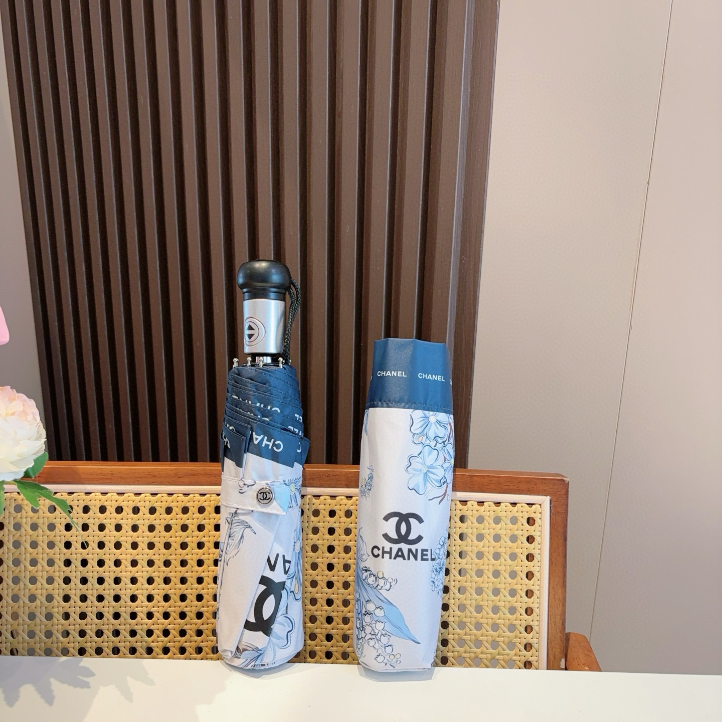  CHANEL（香奈儿）三折自动折叠晴雨伞 集合香奈儿灵魂LOGO为一体的设计风格高雅奢华 带在身上带来