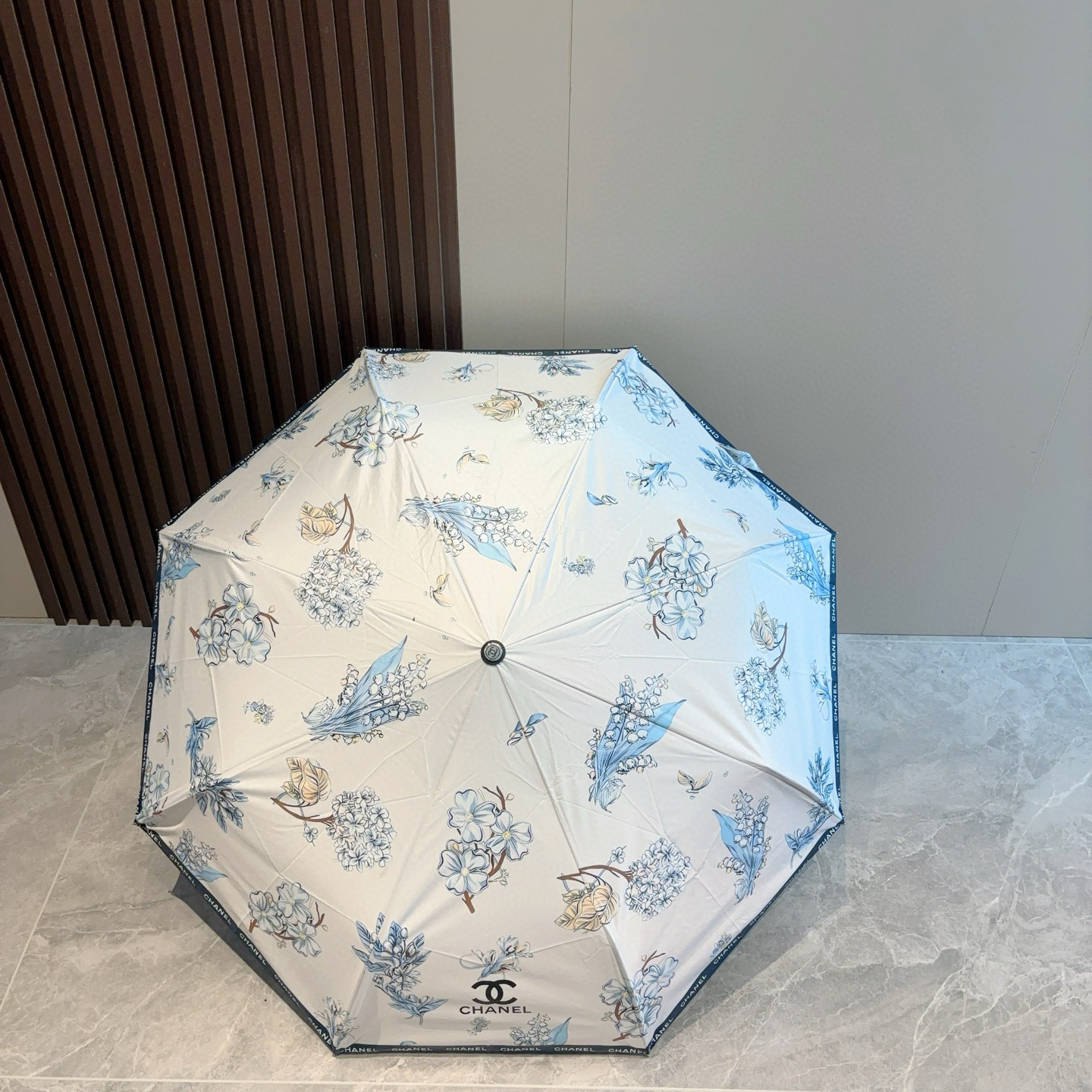  CHANEL（香奈儿）三折自动折叠晴雨伞 集合香奈儿灵魂LOGO为一体的设计风格高雅奢华 带在身上带来
