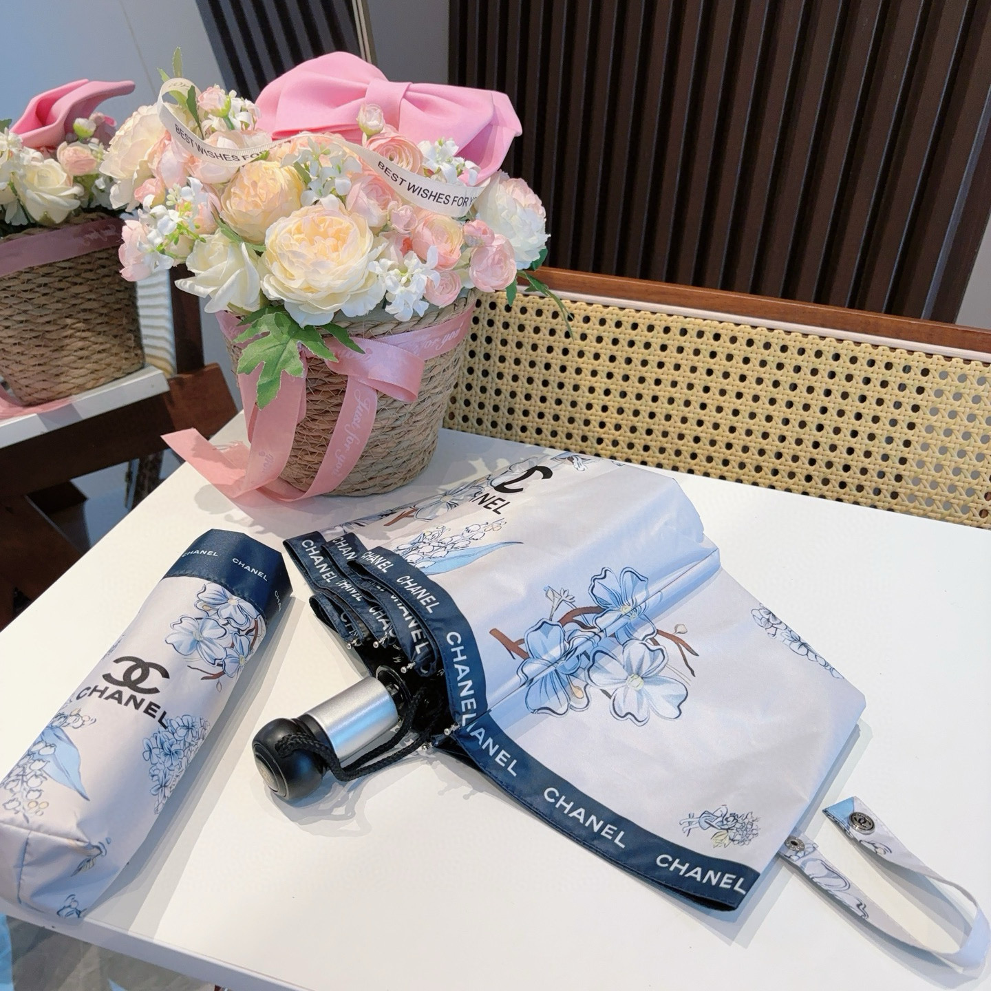 CHANEL（香奈儿）三折自动折叠晴雨伞 集合香奈儿灵魂LOGO为一体的设计风格高雅奢华 带在身上带来