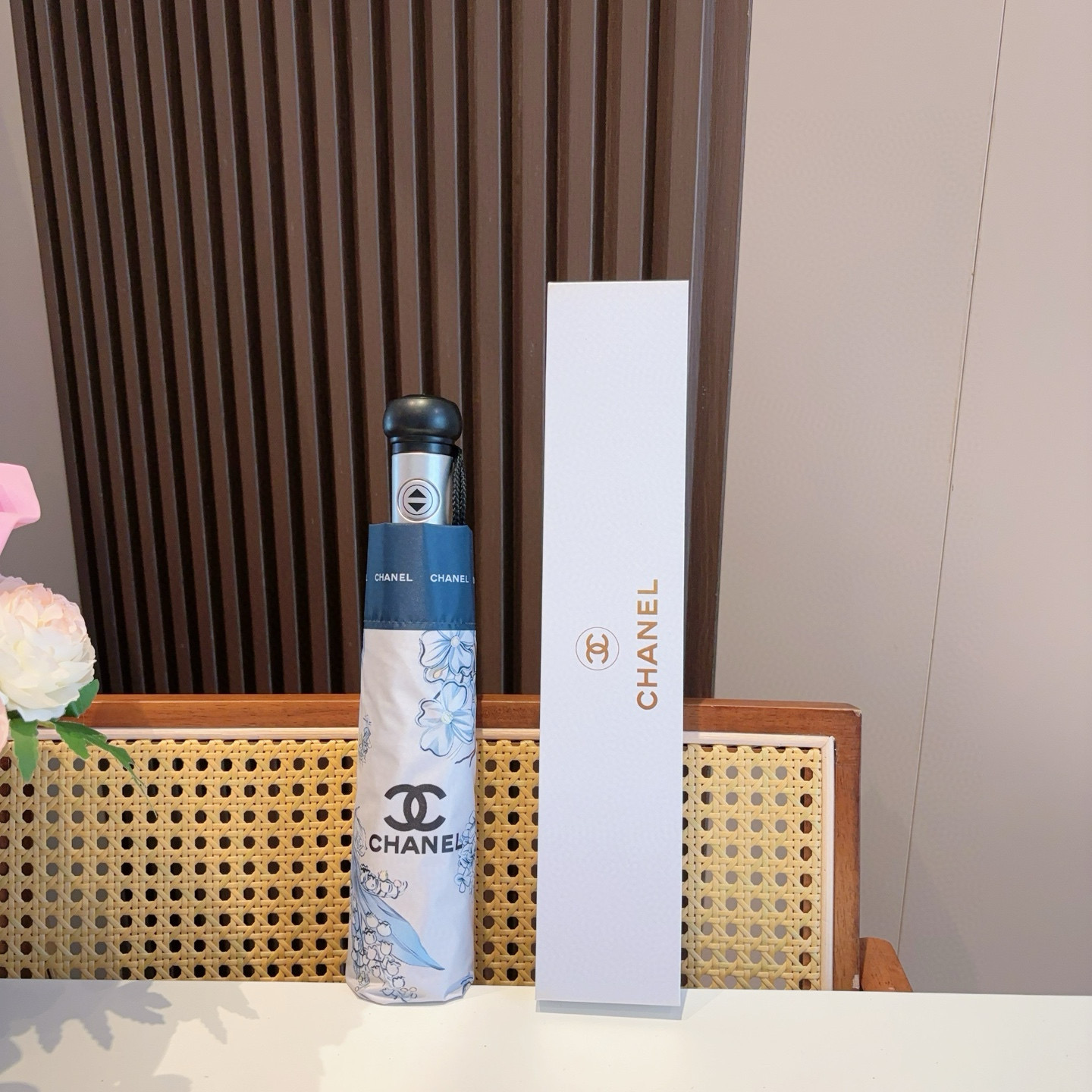  CHANEL（香奈儿）三折自动折叠晴雨伞 集合香奈儿灵魂LOGO为一体的设计风格高雅奢华 带在身上带来