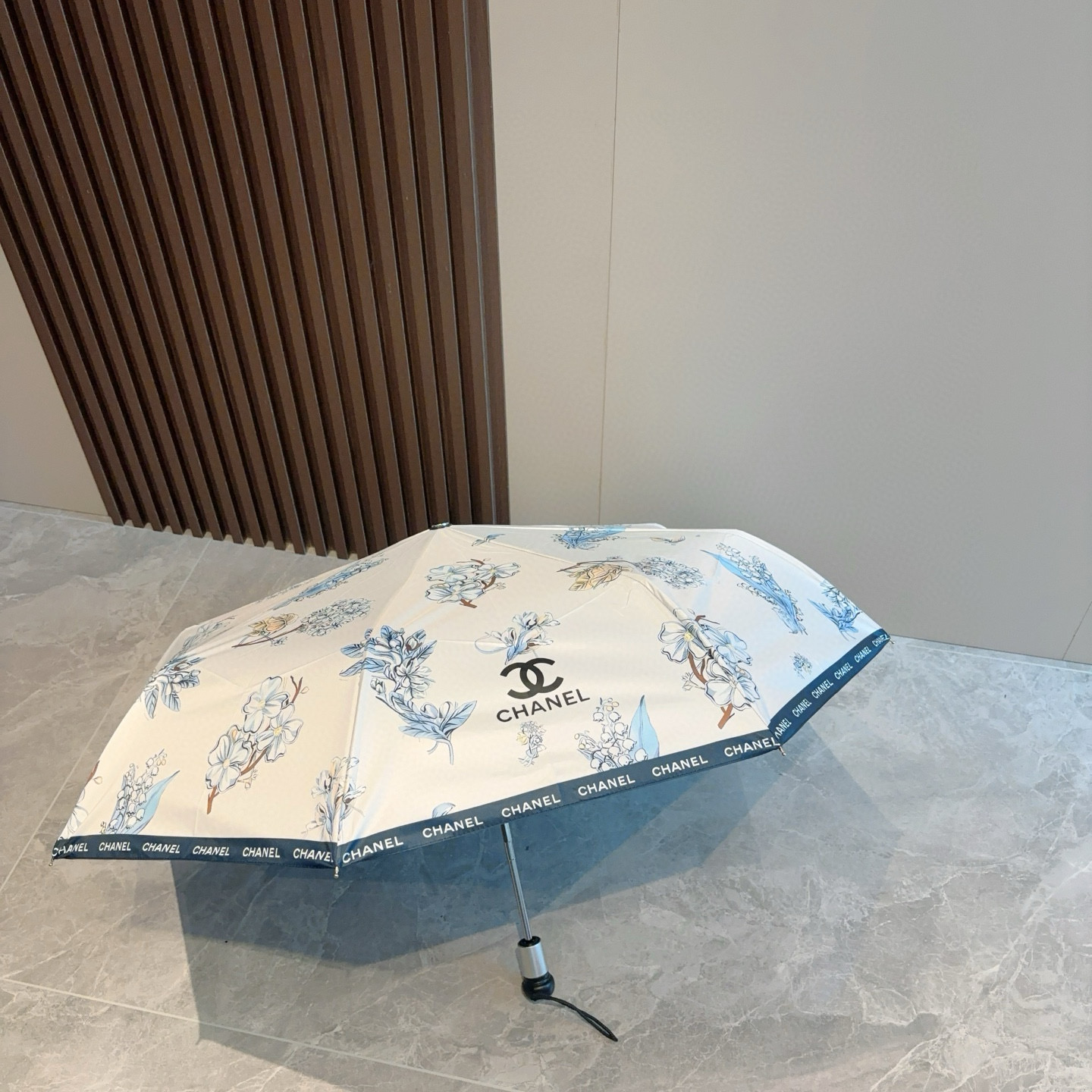  CHANEL（香奈儿）三折自动折叠晴雨伞 集合香奈儿灵魂LOGO为一体的设计风格高雅奢华 带在身上带来