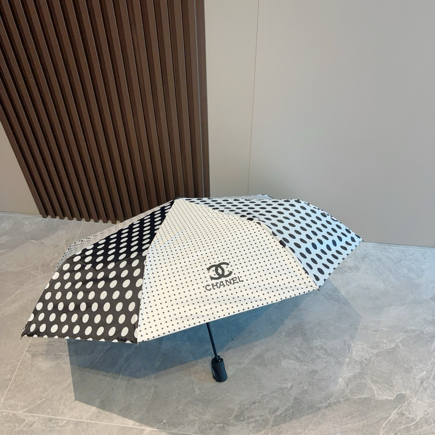  CHANEL（香奈儿）三折自动折叠晴雨伞 集合香奈儿灵魂LOGO为一体的设计风格高雅奢华 带在身上带来