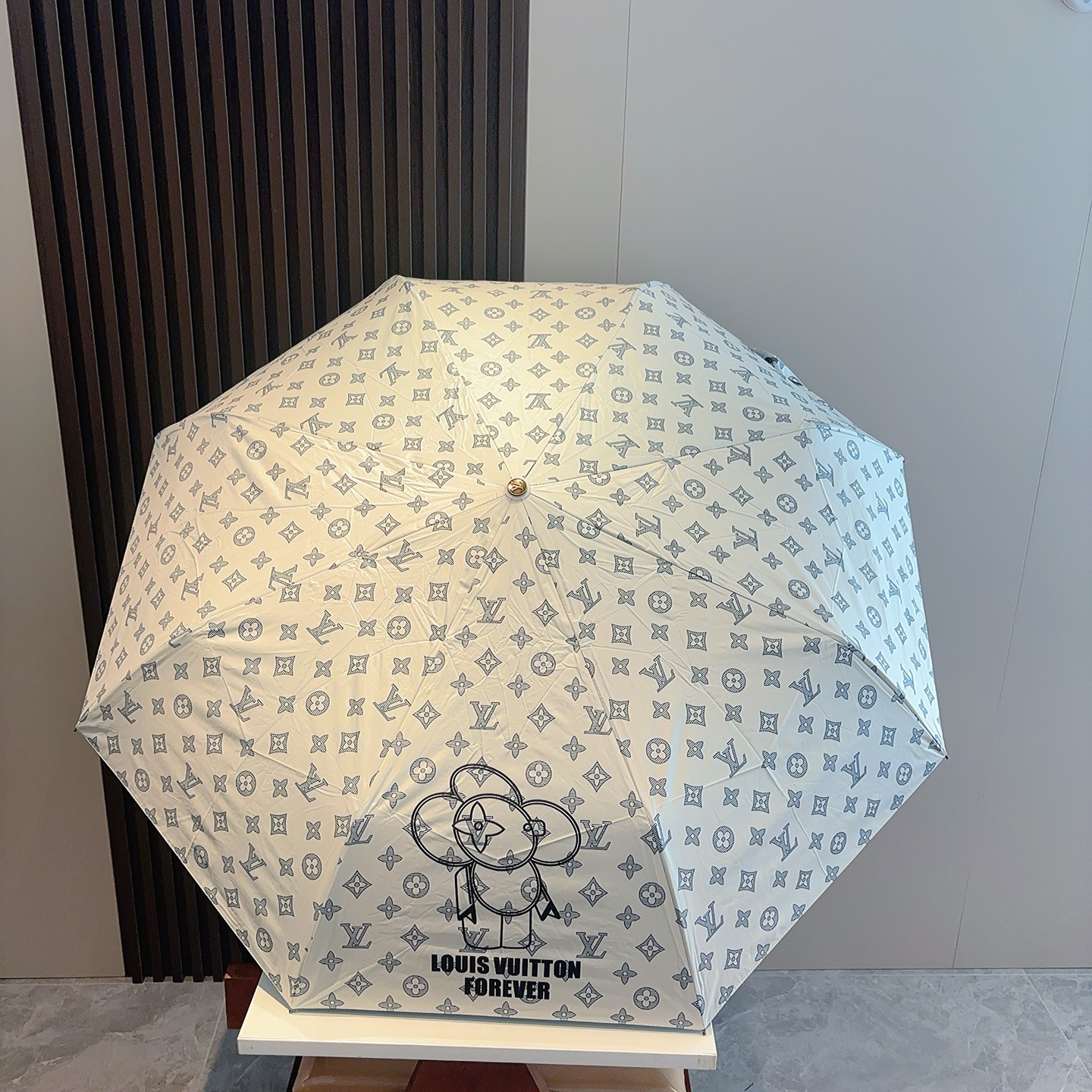 LOUIS VUITTON （路易威登）三折自动折叠晴雨伞 新涂层技术深色伞面 拥有令人惊喜的遮光效果！