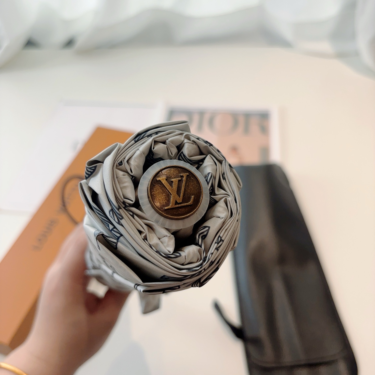 LOUIS VUITTON （路易威登）三折自动折叠晴雨伞 新涂层技术深色伞面 拥有令人惊喜的遮光效果！