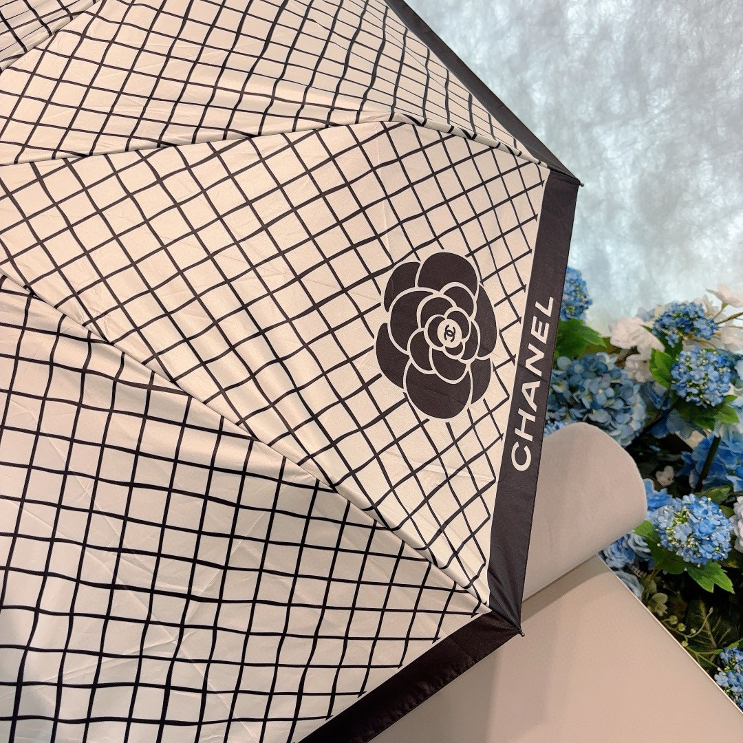  CHANEL（香奈儿）新款🔥🔥三折自动折叠晴雨伞 集合香奈儿灵魂LOGO为一体的设计风格高雅奢华 带在