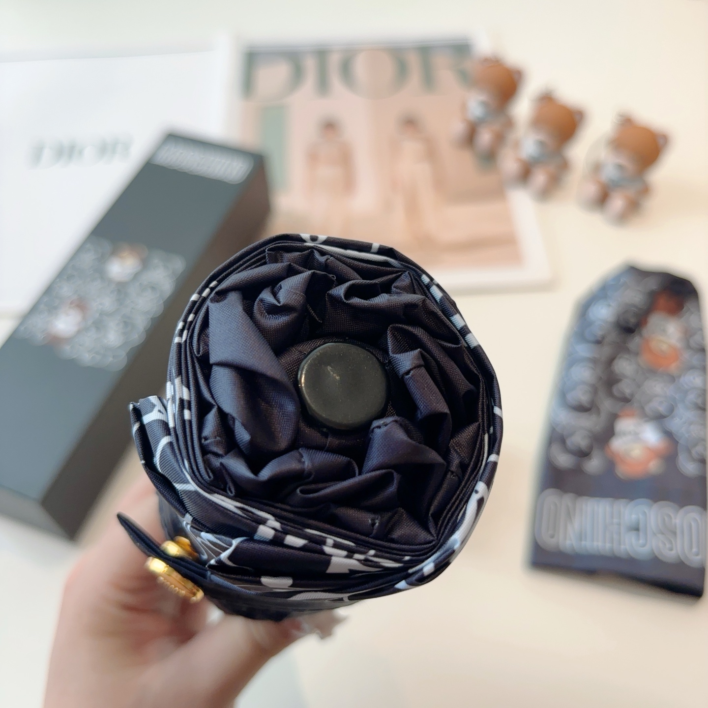  Moschino（莫斯奇诺）五折手开伞设计师Franco Moschino以自己的名字命名的一个意大利