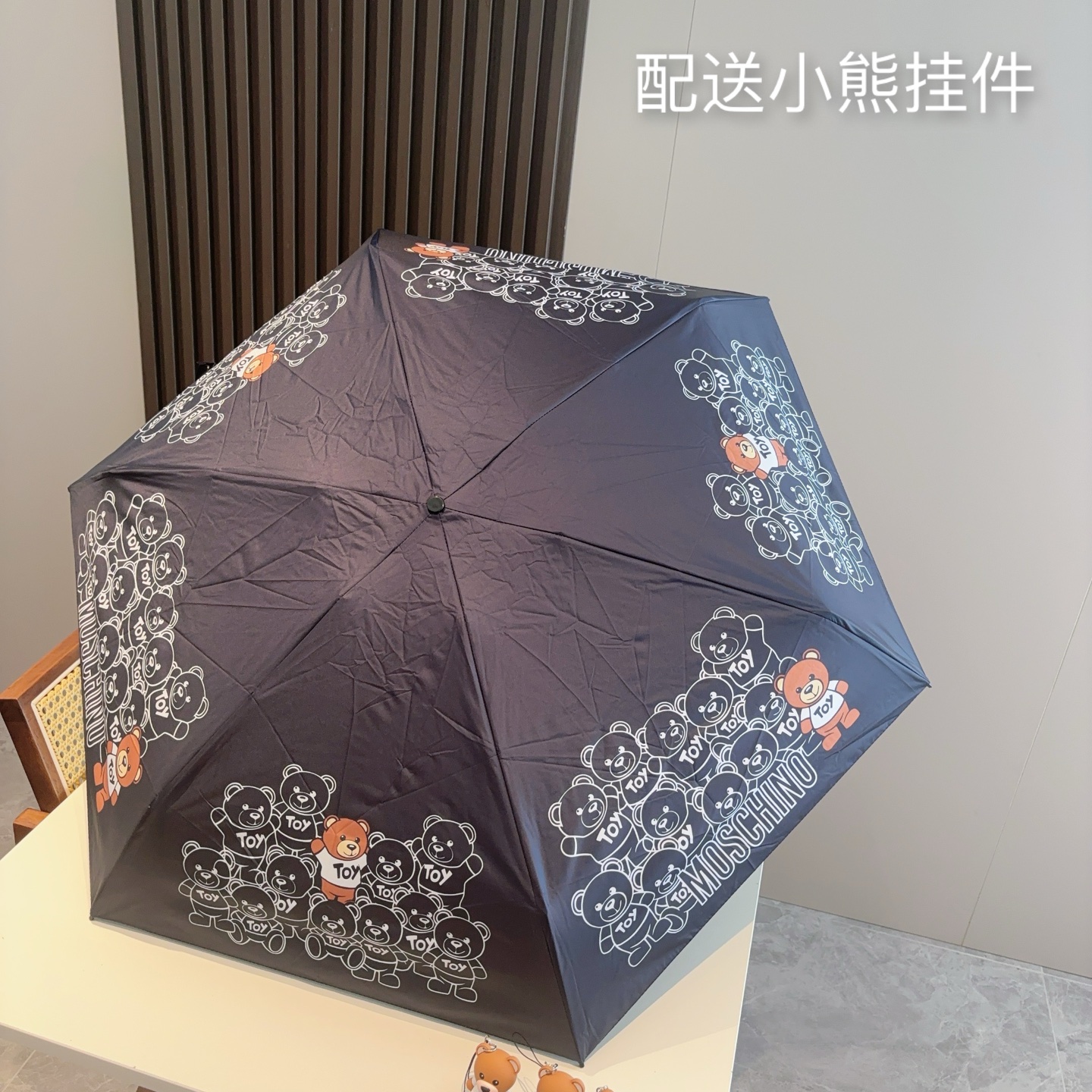  Moschino（莫斯奇诺）五折手开伞设计师Franco Moschino以自己的名字命名的一个意大利