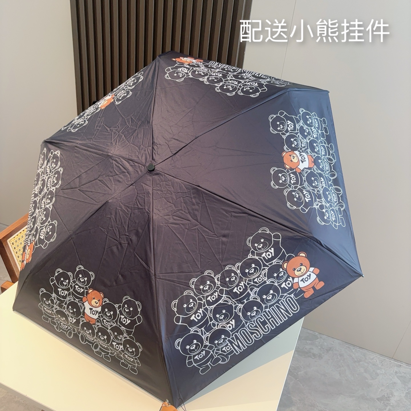  Moschino（莫斯奇诺）五折手开伞设计师Franco Moschino以自己的名字命名的一个意大利