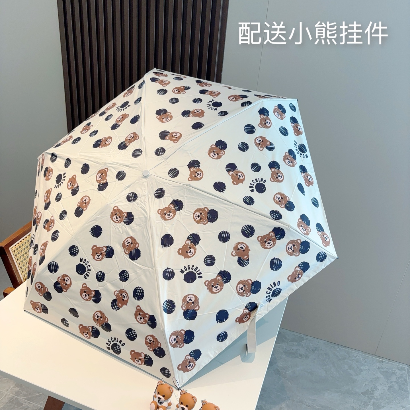  Moschino（莫斯奇诺）五折手开伞设计师Franco Moschino以自己的名字命名的一个意大利