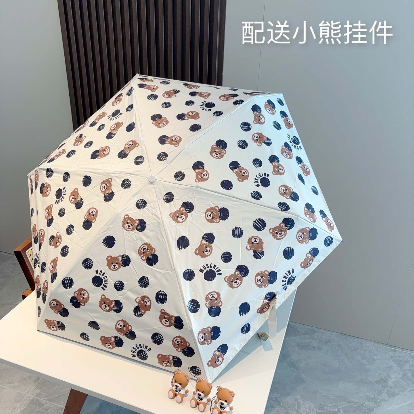  Moschino（莫斯奇诺）五折手开伞设计师Franco Moschino以自己的名字命名的一个意大利