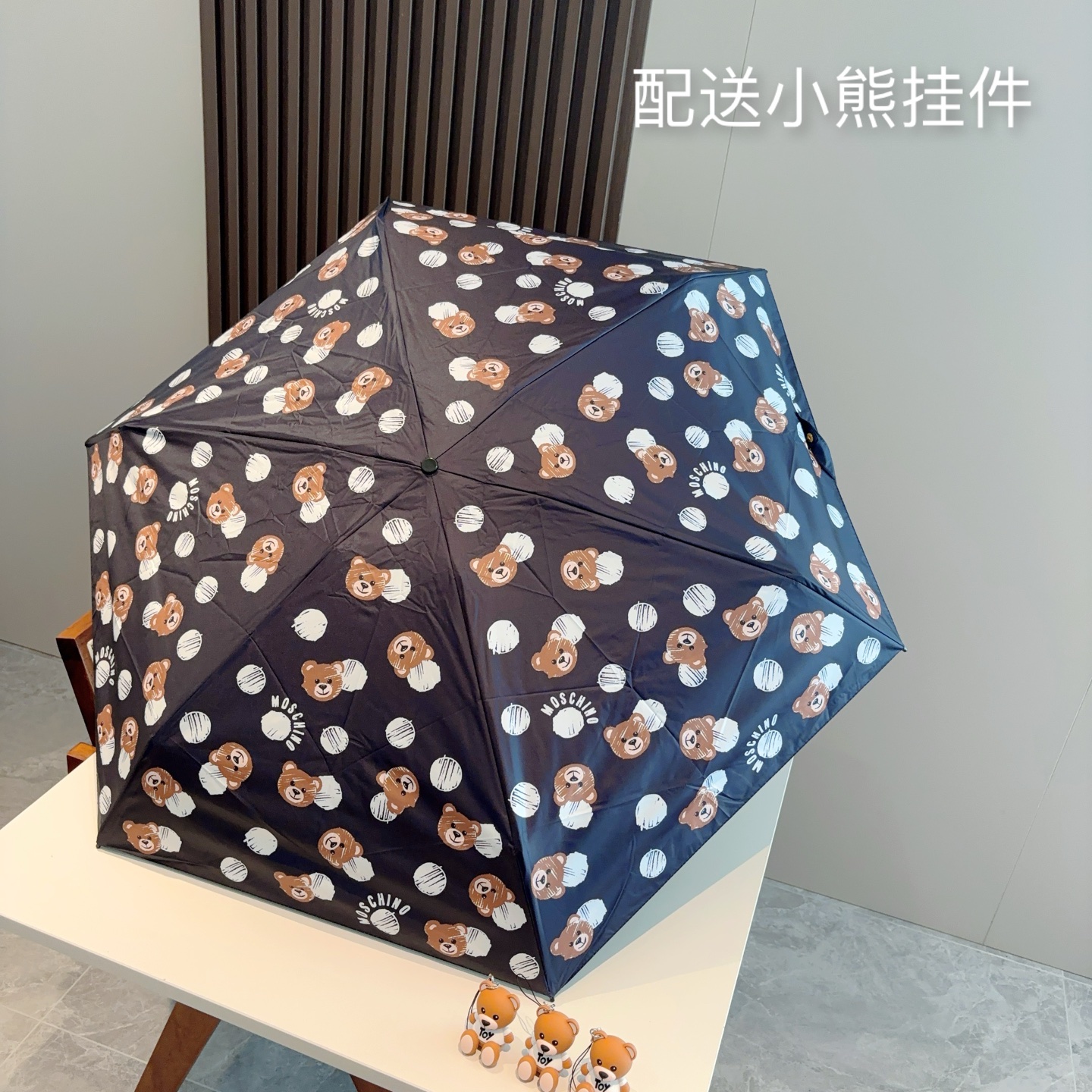  Moschino（莫斯奇诺）五折手开伞设计师Franco Moschino以自己的名字命名的一个意大利