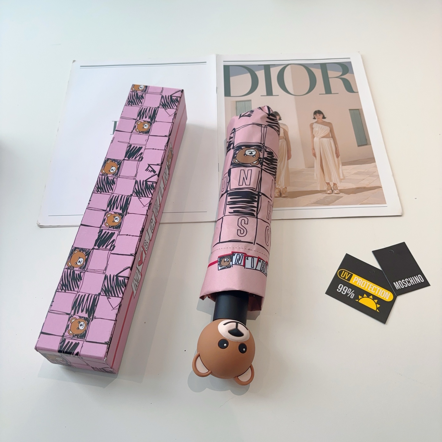  Moschino（莫斯奇诺）熊头柄 三折自动伞设计师Franco Moschino以自己的名字命名的一
