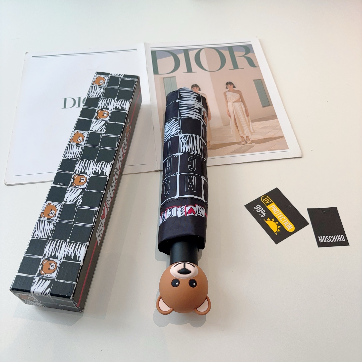  Moschino（莫斯奇诺）熊头柄 三折自动伞设计师Franco Moschino以自己的名字命名的一