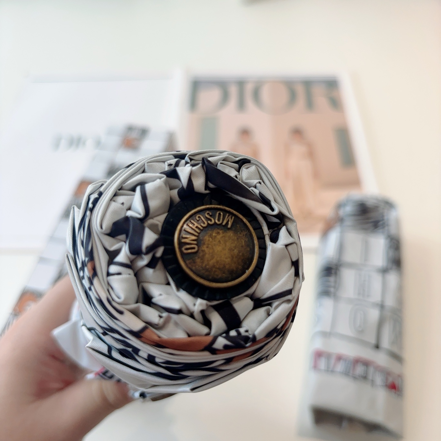  Moschino（莫斯奇诺）熊头柄 五折手开伞设计师Franco Moschino以自己的名字命名的一