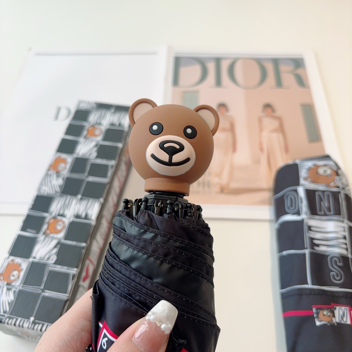  Moschino（莫斯奇诺）熊头柄 五折手开伞设计师Franco Moschino以自己的名字命名的一