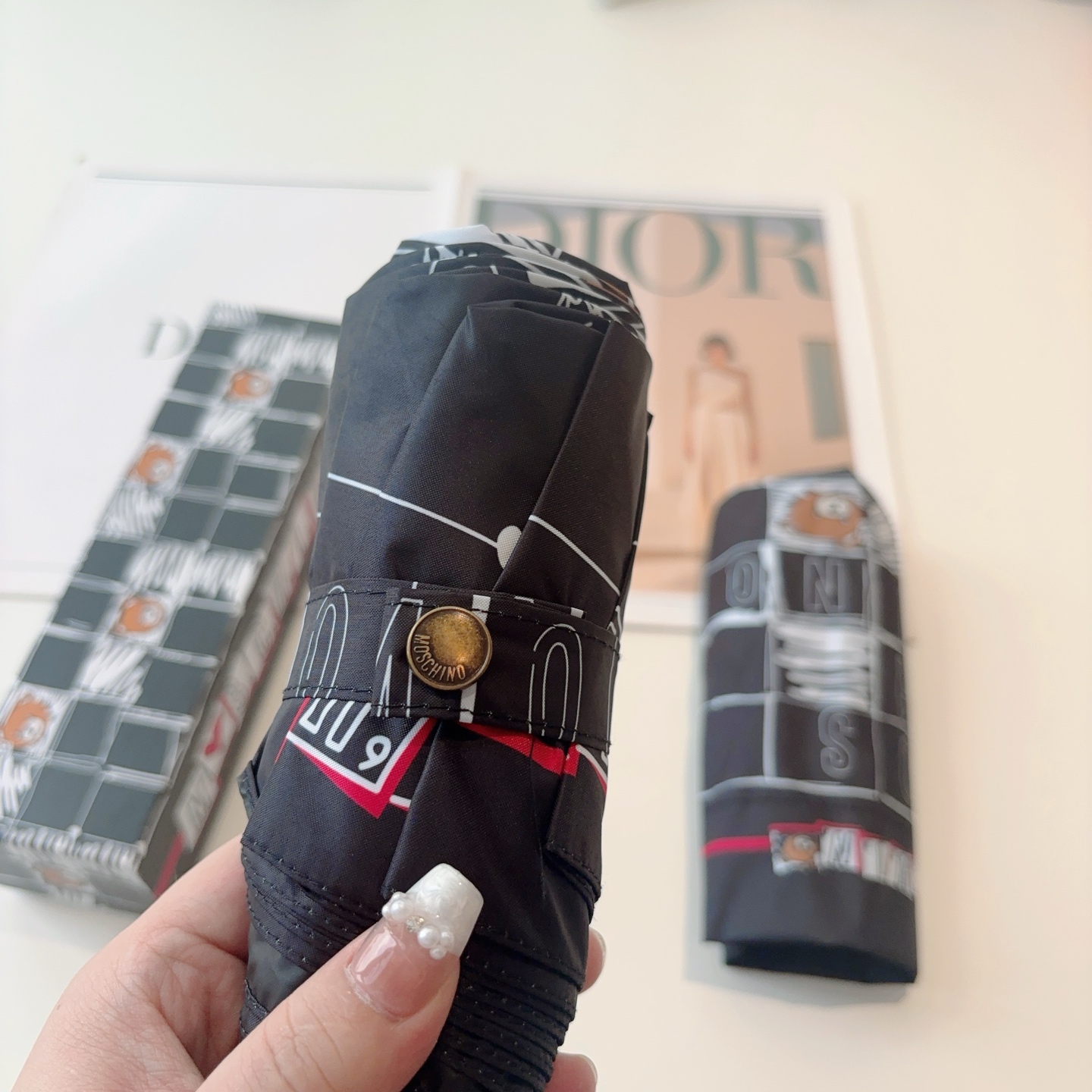  Moschino（莫斯奇诺）熊头柄 五折手开伞设计师Franco Moschino以自己的名字命名的一